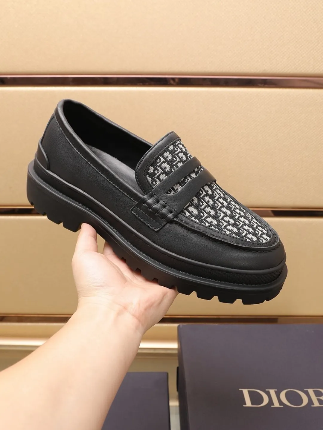 Factory P460💰[Dior] men's classic Loaf leather shoes🇺🇸 are on sale at the same time, original Italian brand · brand totem cloth sewn with brand cloth label · paired with calfskin · (high-end, extravagant and classy) exquisite workmanship (original lining) sole: original factory special rubber concave and convex outsole ⚠️ outsole. Comfortable, wear-resistant, non-slip, real shot 🎬 Can be worn with casual clothes or suits. Size: 38-44 (46.46 customized)